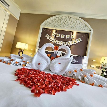 The Sukosol Hotel Банкок Екстериор снимка A bedroom decorated for a wedding anniversary
