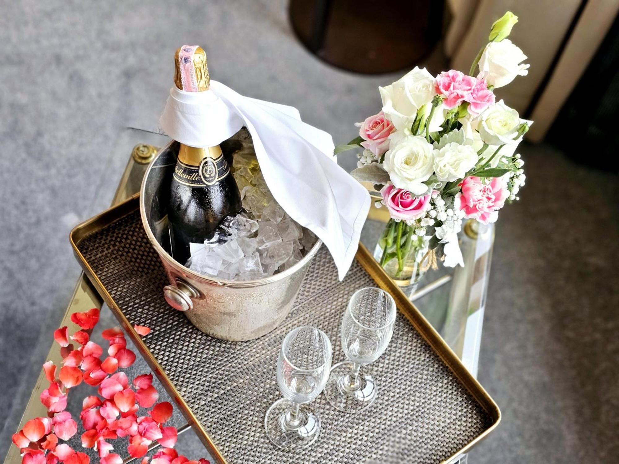 The Sukosol Hotel Банкок Екстериор снимка A bottle of champagne in a cooler