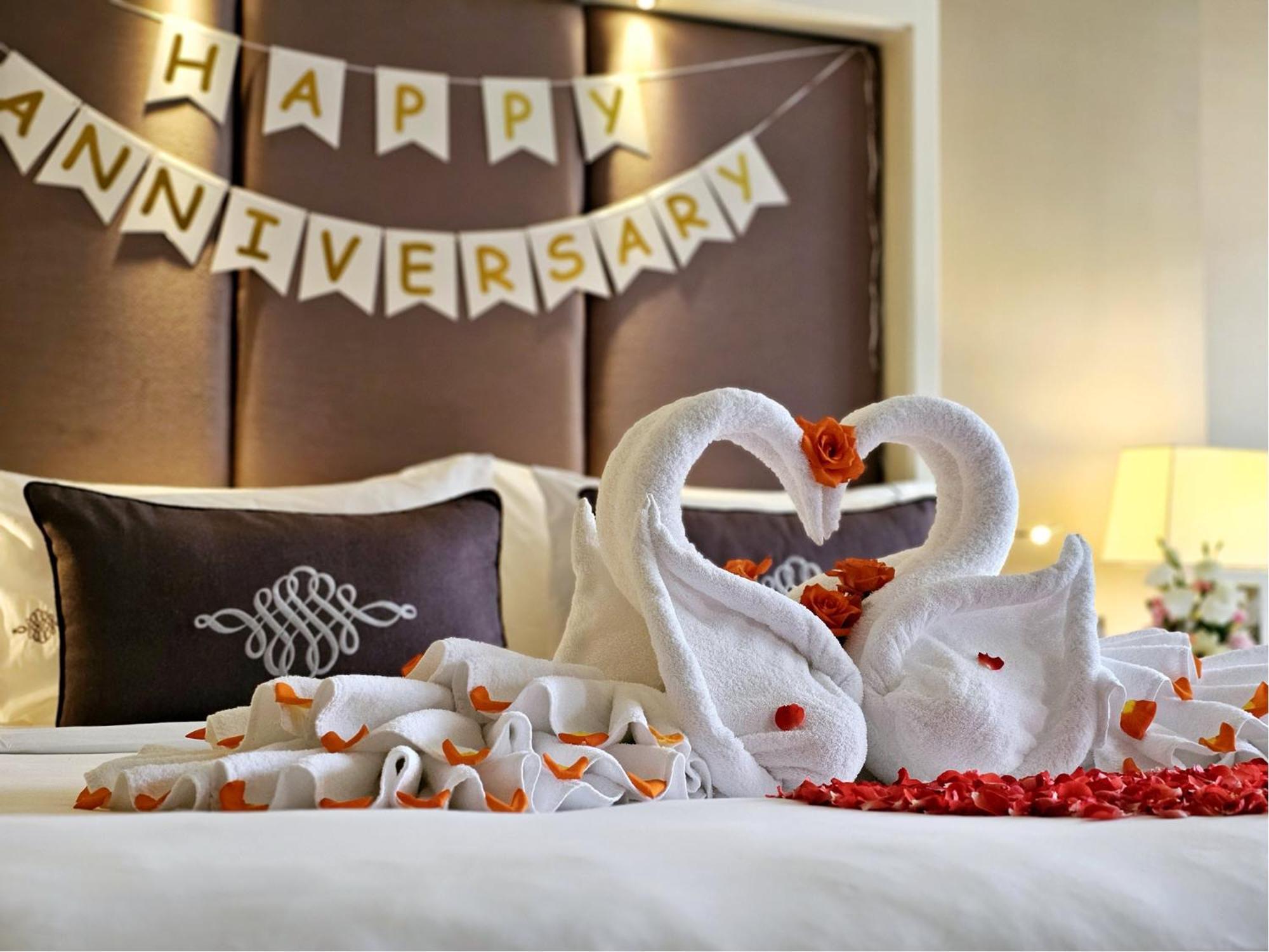 The Sukosol Hotel Банкок Екстериор снимка A hotel room decorated for a wedding anniversary