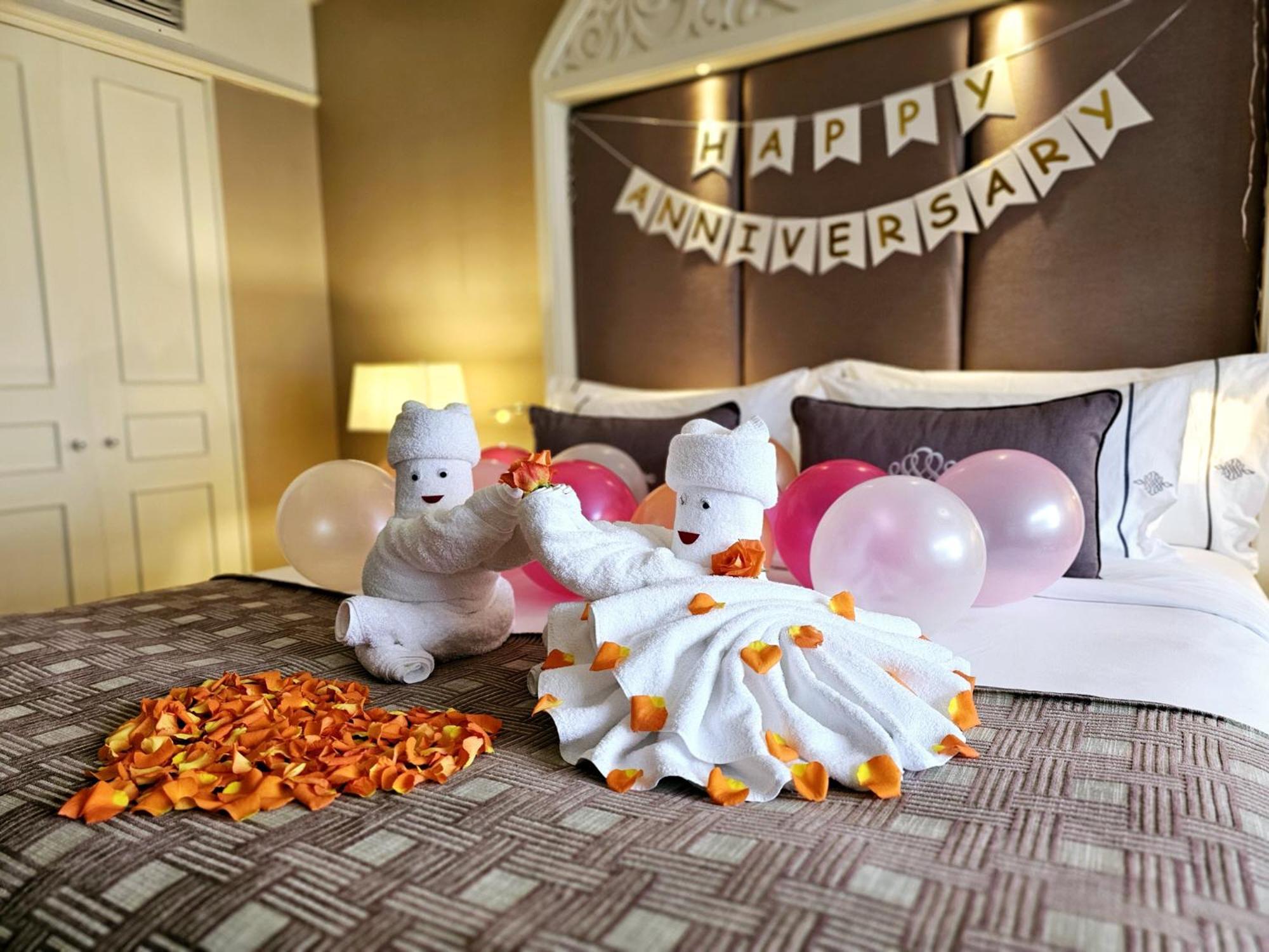 The Sukosol Hotel Банкок Екстериор снимка A hotel room decorated for an anniversary