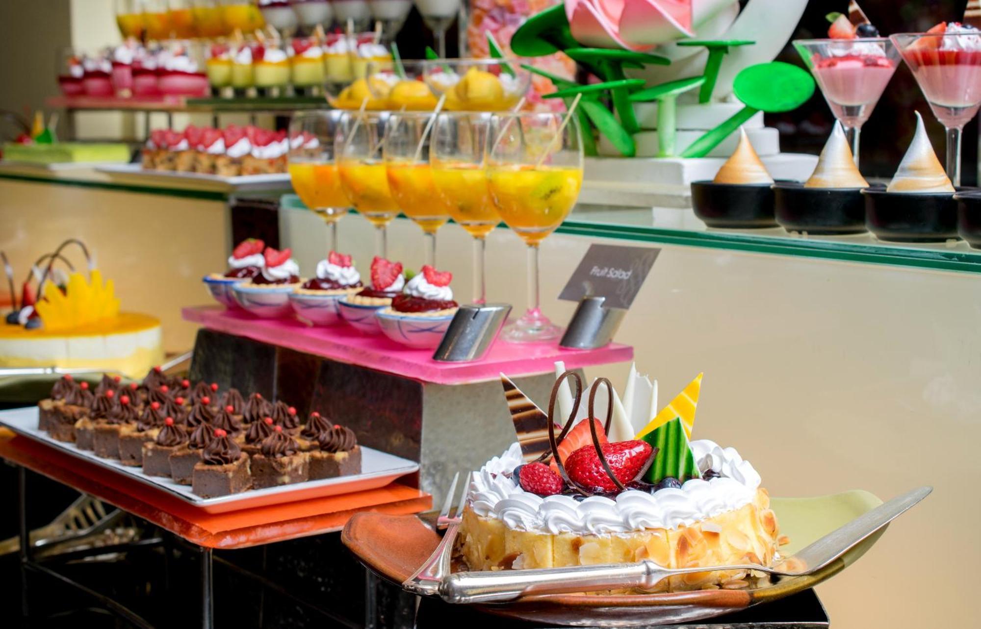 The Sukosol Hotel Банкок Екстериор снимка A dessert buffet