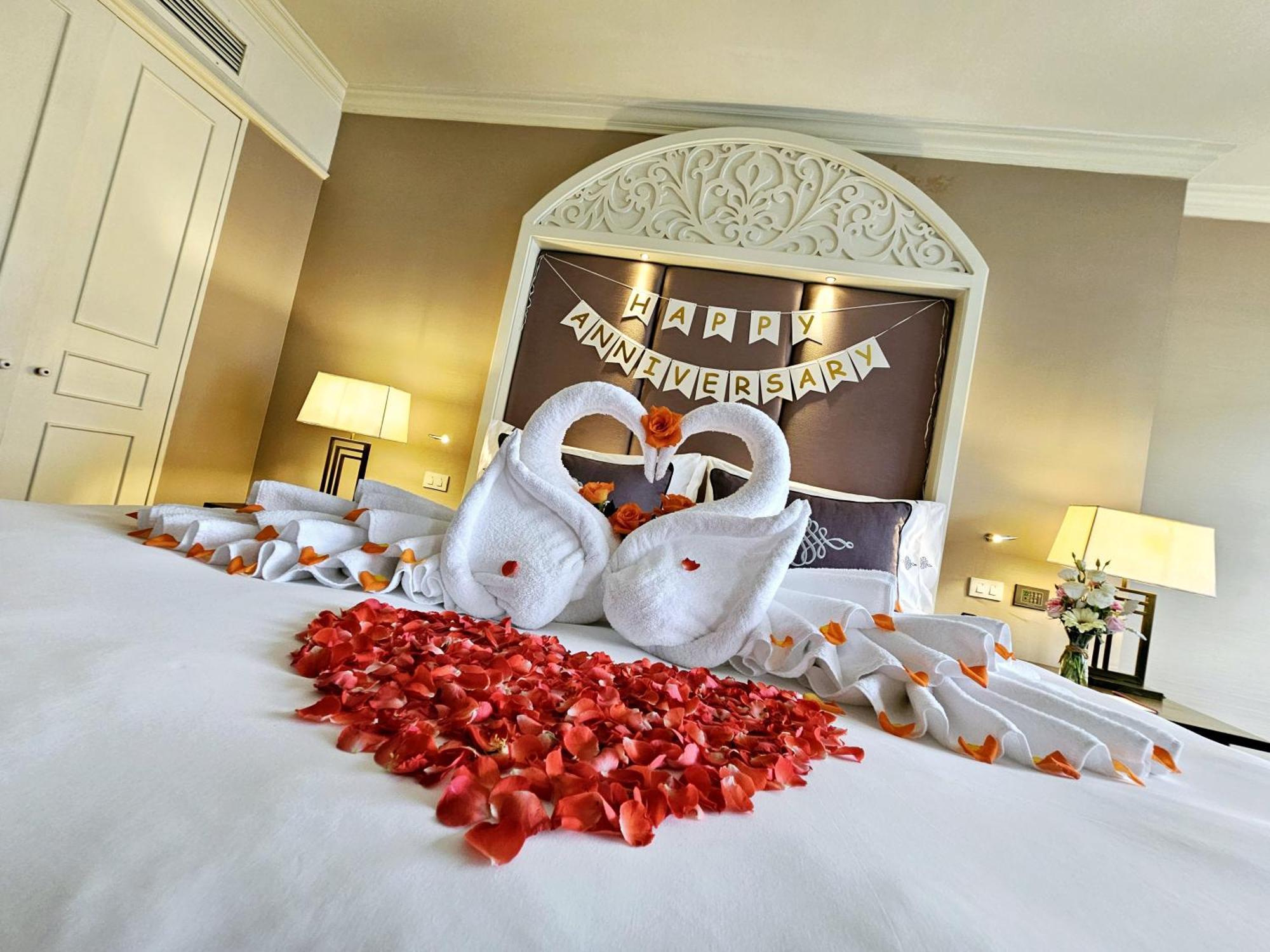 The Sukosol Hotel Банкок Екстериор снимка A bedroom decorated for a wedding anniversary